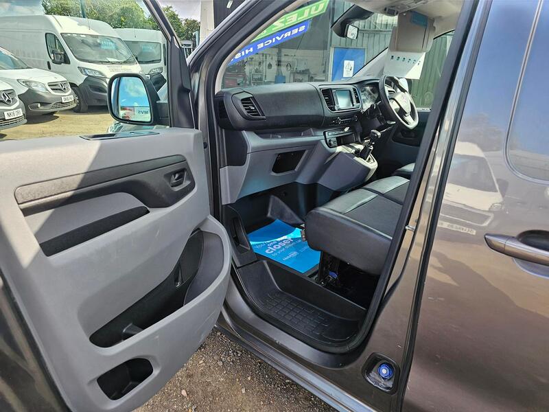 VAUXHALL VIVARO